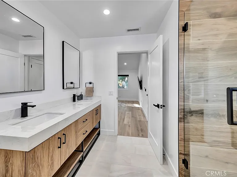 24445 Clipstone St — Photo 36