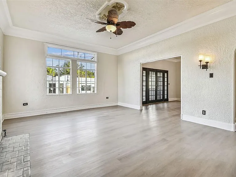 2102 W La Salle St — Photo 3