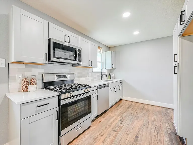 2729 Lockhart Ave — Photo 8