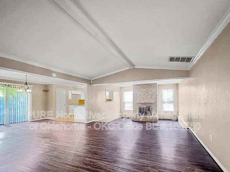 3 bed, 2.0 bath, 1913 sqft, $1,250 — Photo 2