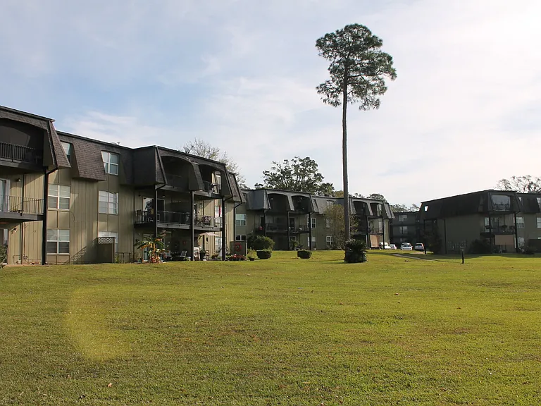233 Riverbend Dr — Photo 1