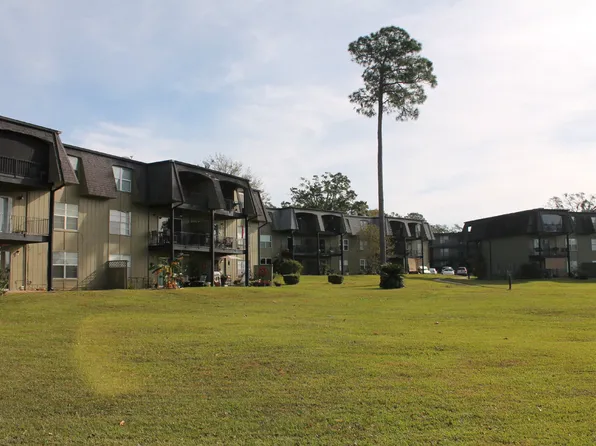 233 Riverbend Dr, Mobile, AL 36605