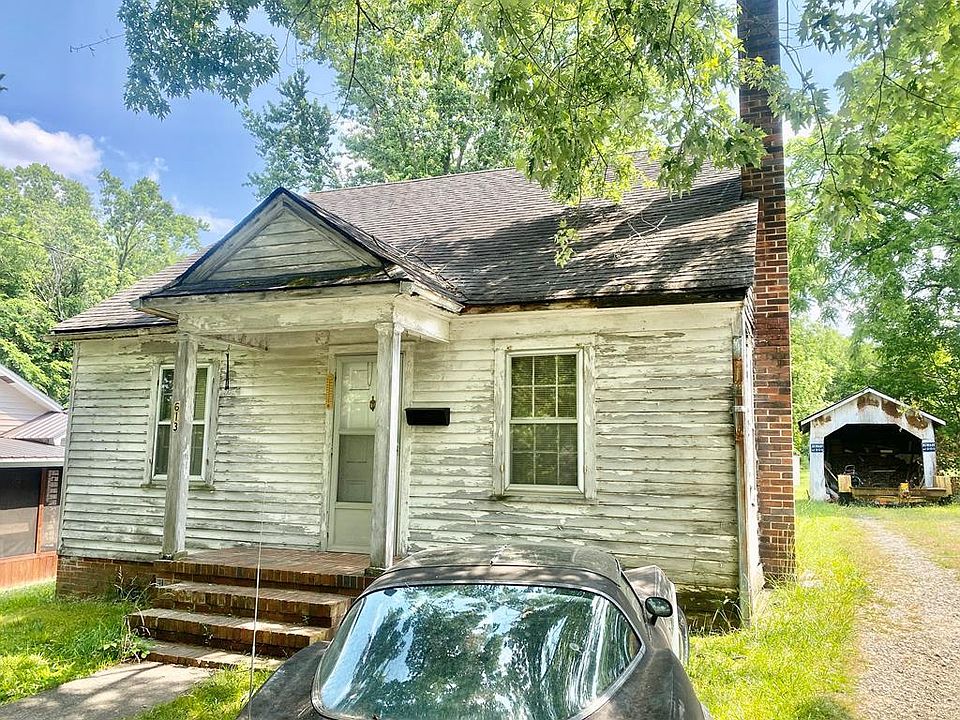 2nd image of 613 Douglas St