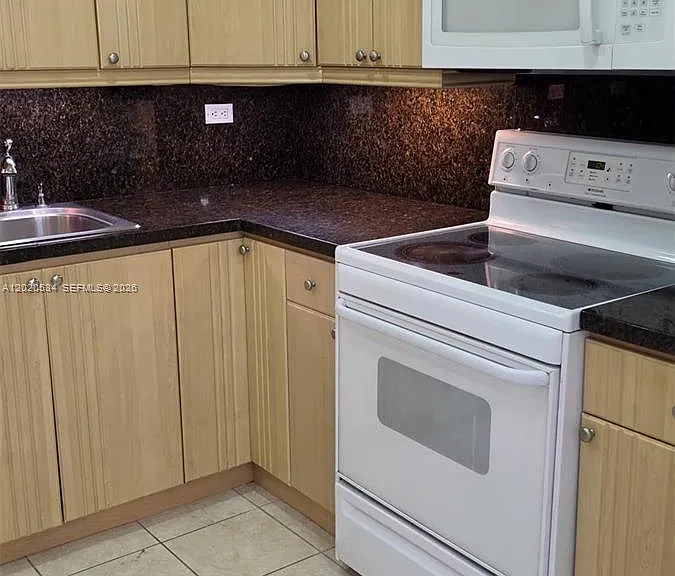 8107 SW 72nd Ave #423E — Photo 9