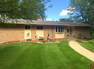 678 Alta Dale Ave SE, Ada, MI 49301