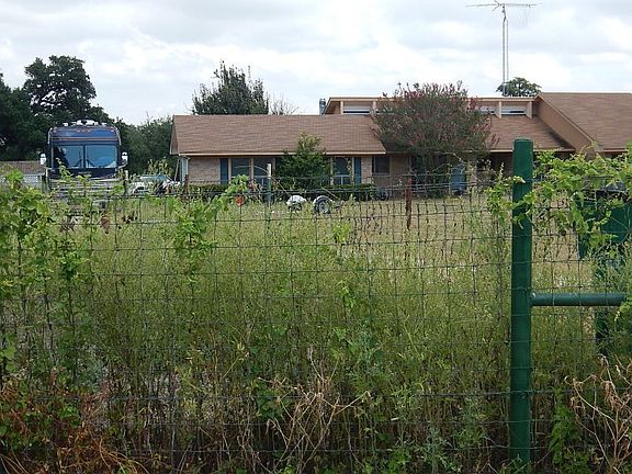 3rd image of 587 Friendly Oaks Dr