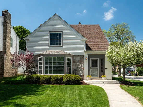 2577 North 89th STREET, Wauwatosa, WI 53226