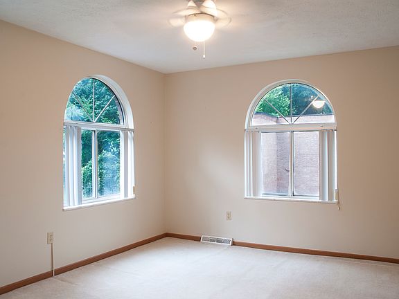 Spacious bedrms,lrg windows
