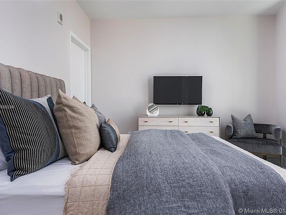 5th image of 2900 NE 7th Ave #1571