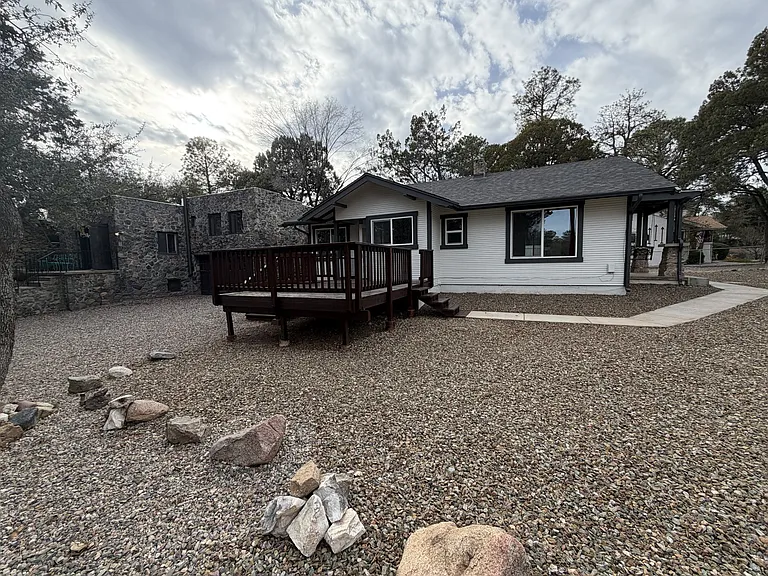 703 Country Club Dr — Photo 2