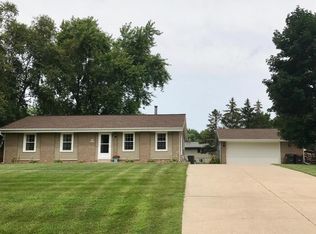S15W37198 Willow Springs Dr, Dousman, WI 53118