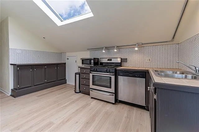 1 bed, 1.0 bath, 712 sqft, $1,475 — Photo 4