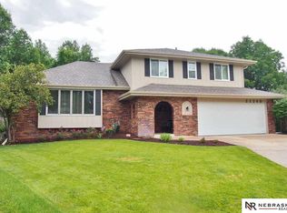 21260 Greenlawn Cir, Elkhorn, NE 68022