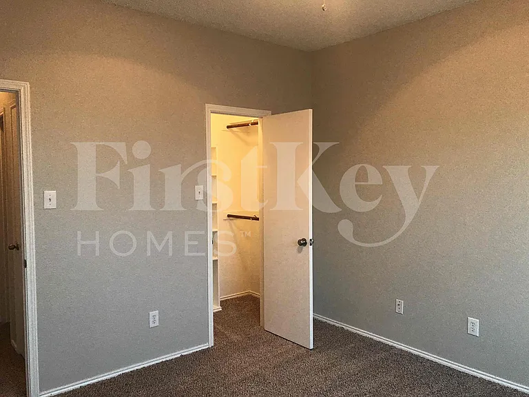 429 W Clover Park Dr — Photo 18