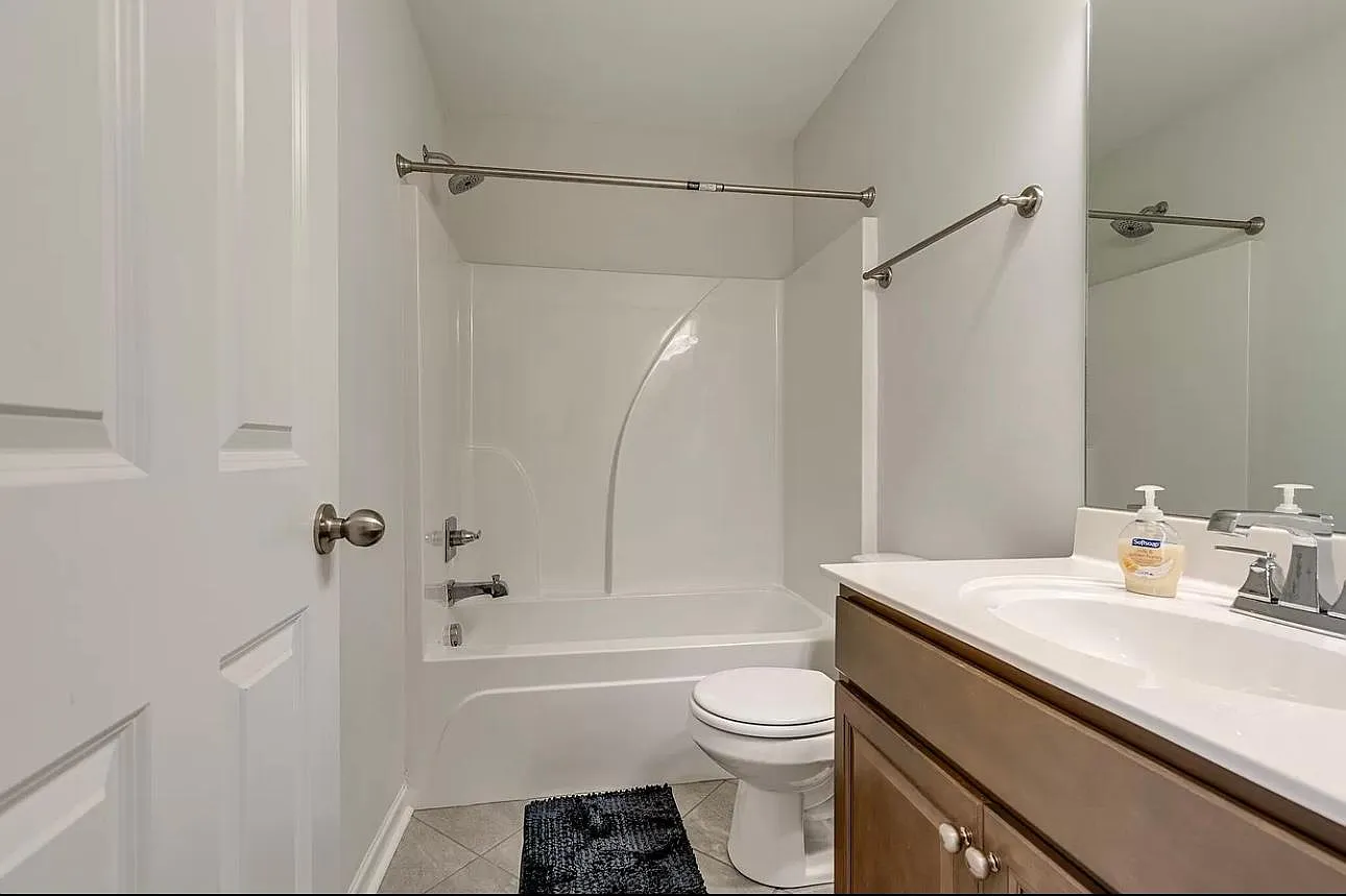 3 bed, 3.5 bath, 2000 sqft, $2,200 — Photo 4