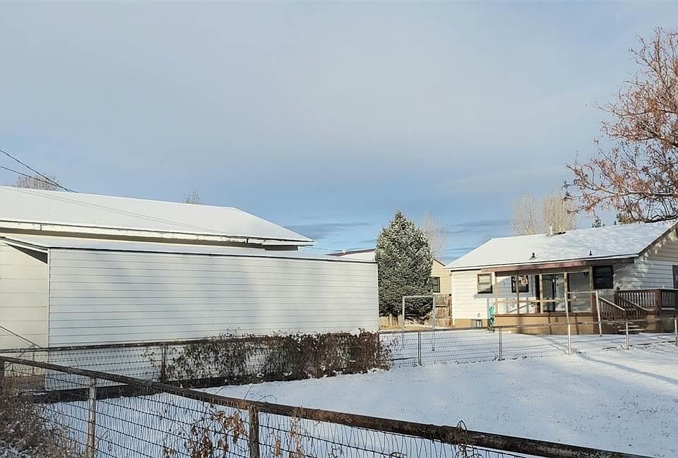 2nd image of 835 Amoretti St