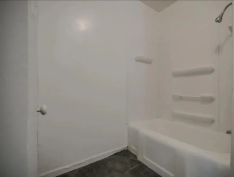 4 bed, 2.0 bath, 2033 sqft, $1,400 — Photo 1