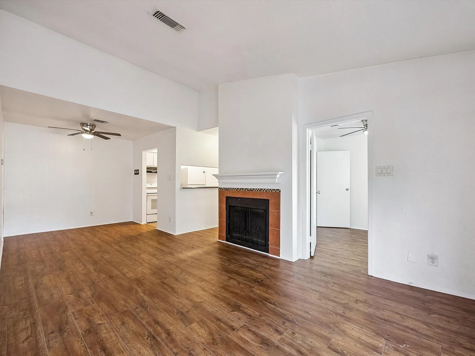 3 bed, 2.0 bath, 1025 sqft, $1,495 — Photo 3
