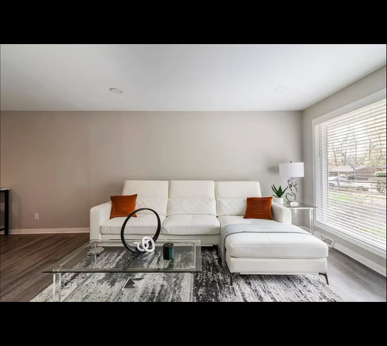 2 bed, 1.0 bath, 900 sqft, $2,580 — Photo 1