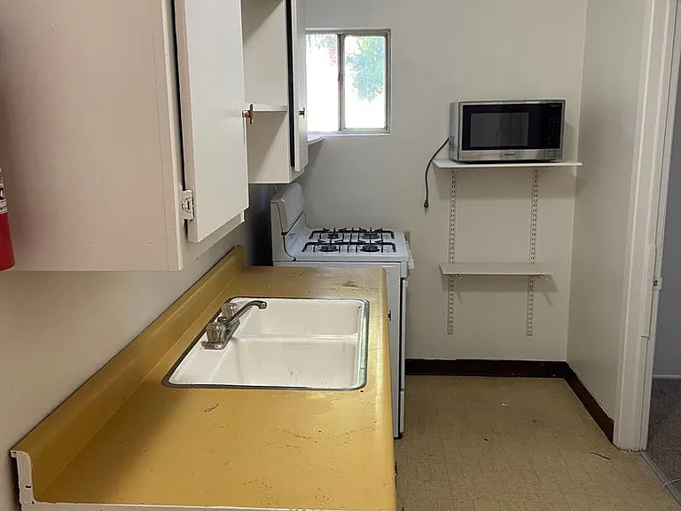 **Reserve Now for Summer 2026** Great Property located on 3rd Street — Photo 4