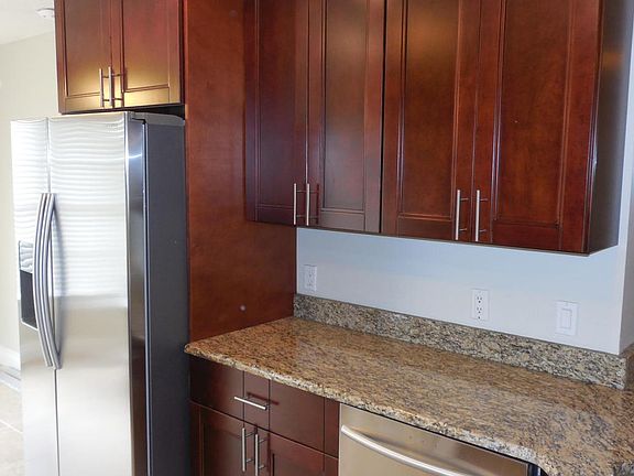 5th image of 1059 SW 38th St