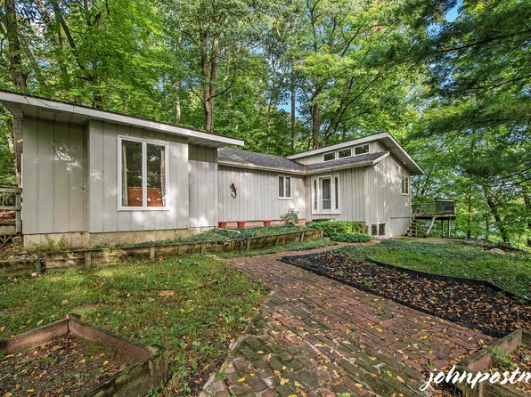 6811 Burger Dr SE, Grand Rapids, MI 49546