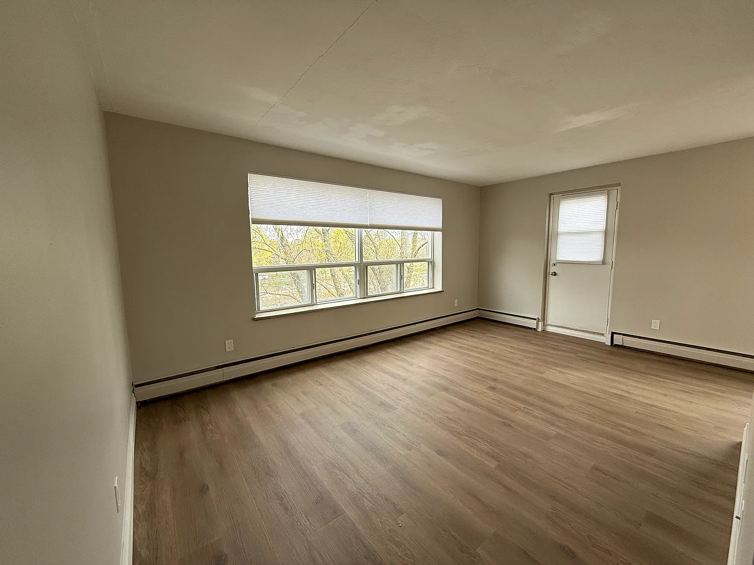 Riverview Apartments - Choose your rent level - Call for Details - Heat, water — Photo 3