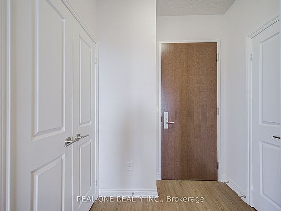 5th image of 386 Yonge St #5814