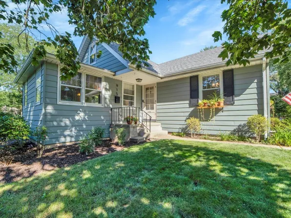 915 N Eagle St, Naperville, IL 60563