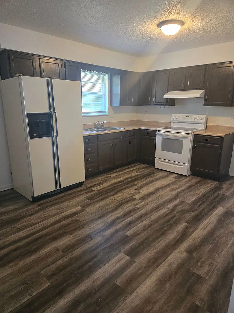 Fantastic 3 bedroom Duplex! New Carpet...Spacious Home! — Photo 4