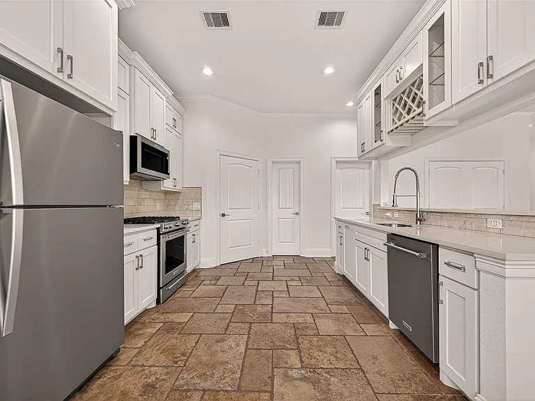 2211 Silverbonnet St — Photo 14