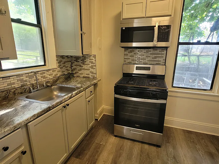 723-725 Sherwood Ave #723 — Photo 7