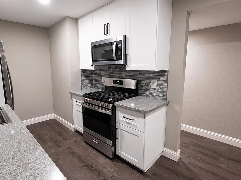323 Montrose Dr #A — Photo 2