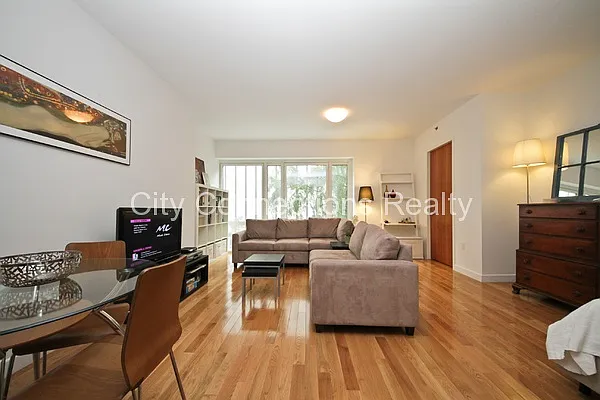 Rented by City Connections Realty | media 27