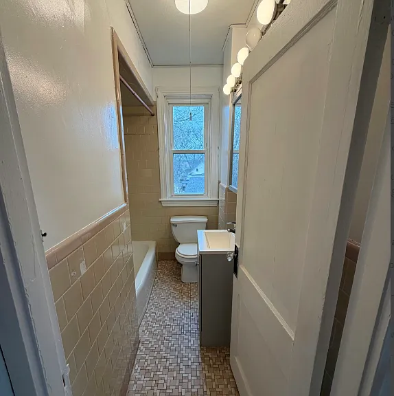15 Roma St Bristol, RI Spacious 3 Bedroom, 1 Bathroom Unit Off Street Parking Included! — Photo 1