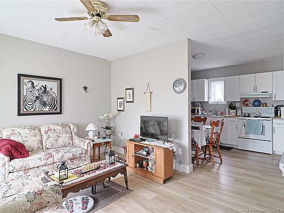 3rd image of 33 Queen St