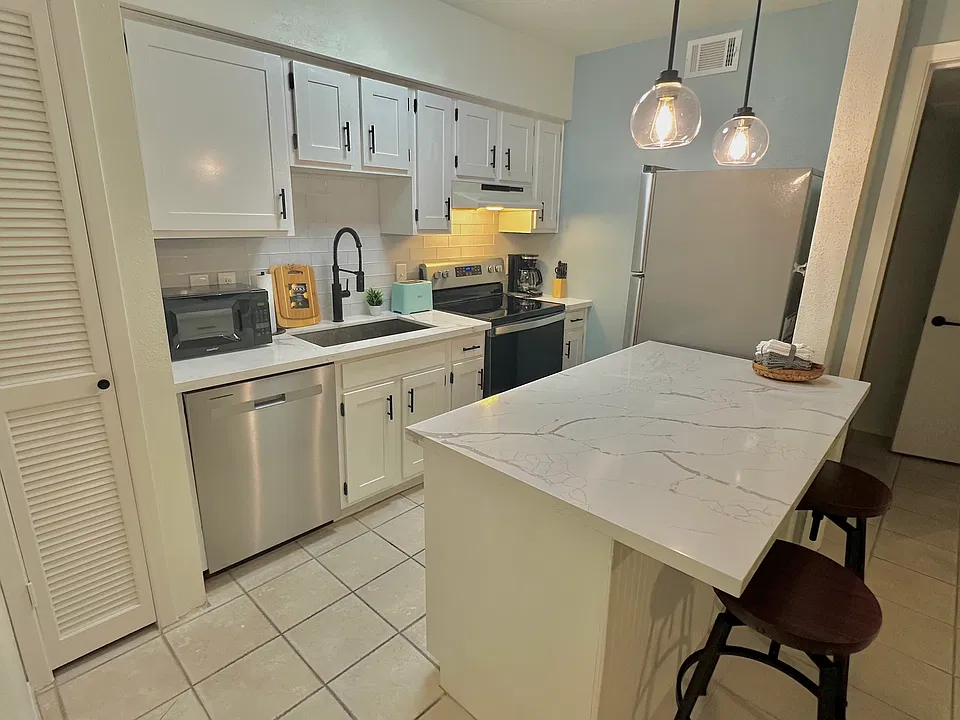 2224 S Piney Point Rd #221