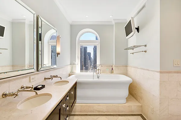 Sold by Ortoli Richard | media 24