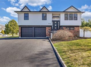 18 Manistee Ln, East Islip, NY 11730