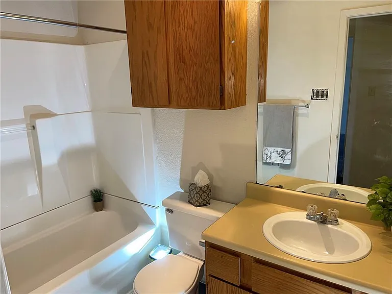 2415 W Slaughter Ln #D — Photo 16