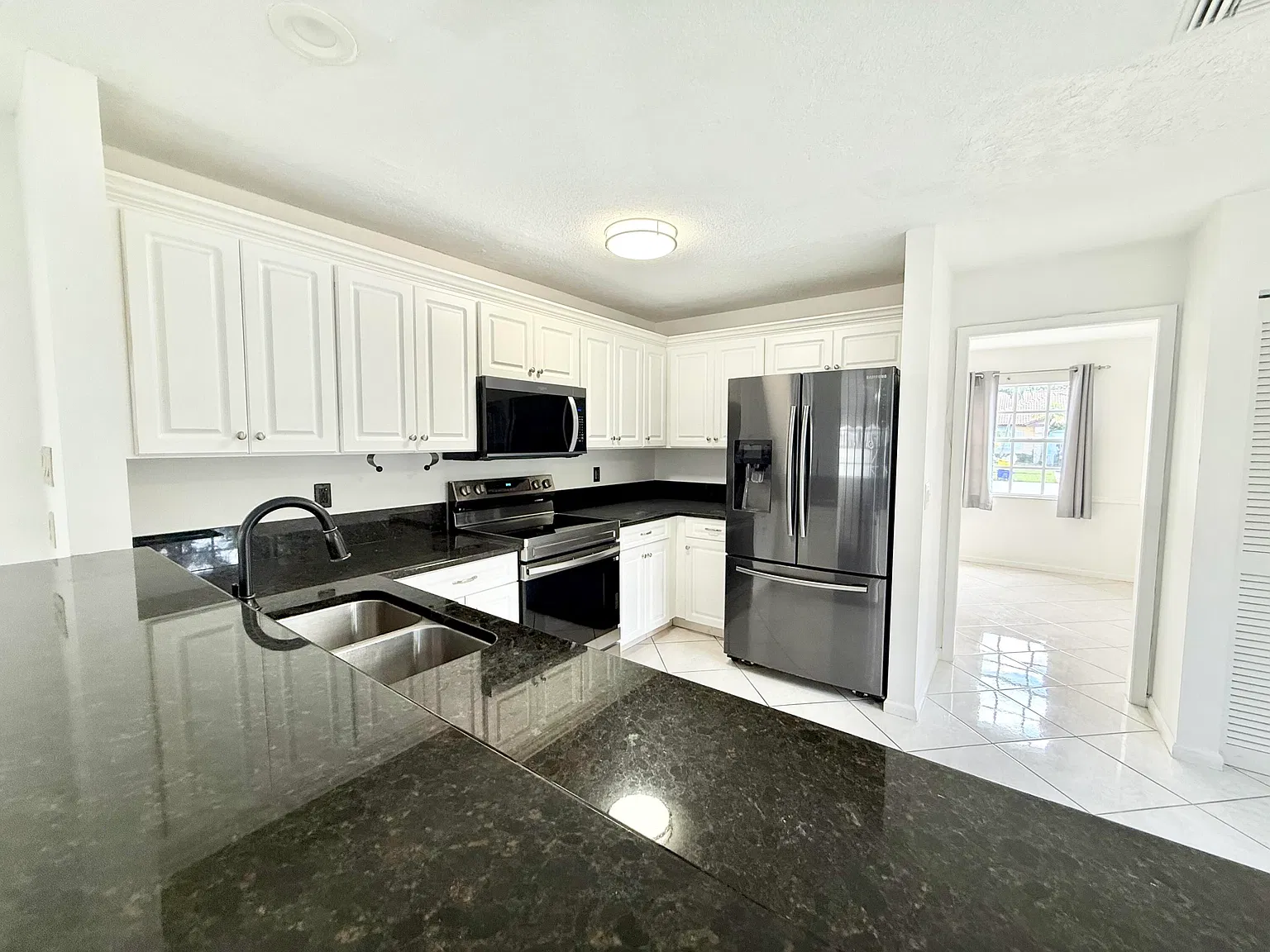 4 bed, 2.5 bath, 2345 sqft, $4,750 — Photo 4