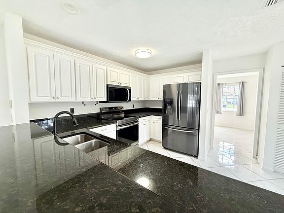 4th image of 10579 Pebble Cove Ln