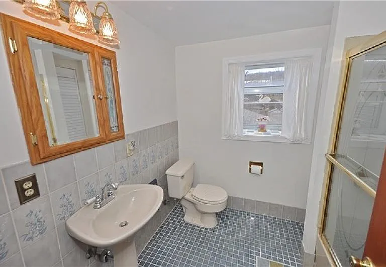 Second Floor Full Bathroom