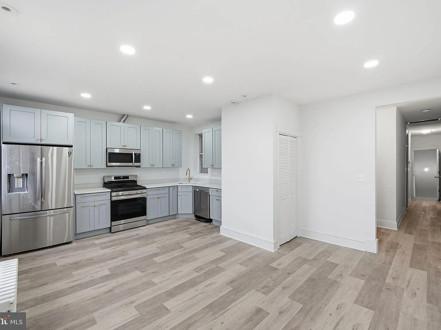 3 bed, 3698 sqft, $3,950 — Photo 4