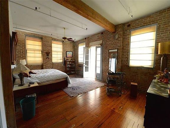 4th image of 422 Notre Dame St