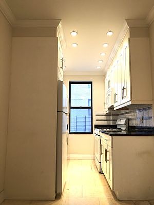 3rd image of 405 E 72nd St APT 3D