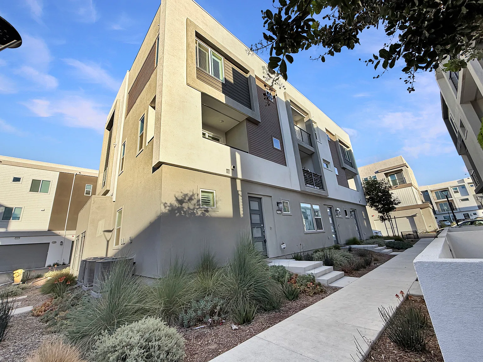 3 bed, 1956 sqft, $4,200 — Photo 1