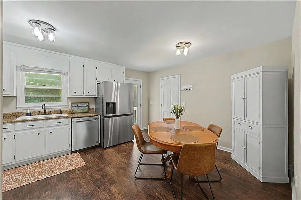 5 bed, 3.0 bath, 2072 sqft, $2,500 — Photo 3