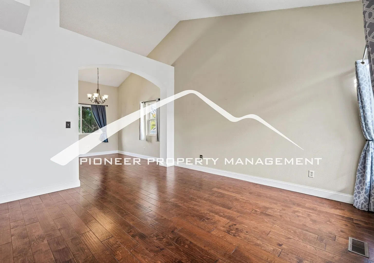 Beautiful 3 bedroom and 2.5 bath - West Side Living Minutes from Ute Valley Park — Photo 4