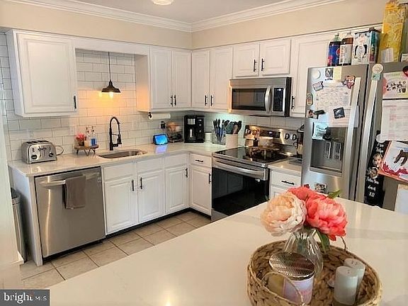 3rd image of 1229 Meadowview Cir